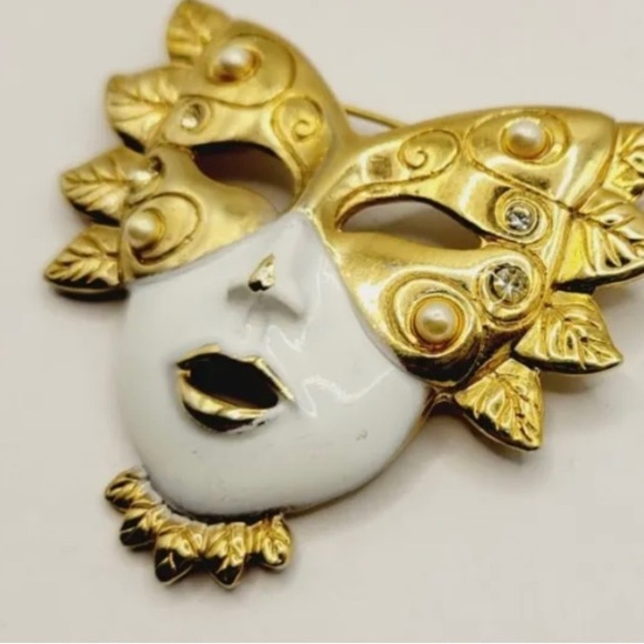 Masked Woman White & Gold Face Masquerade Brooch - Picture 4 of 5